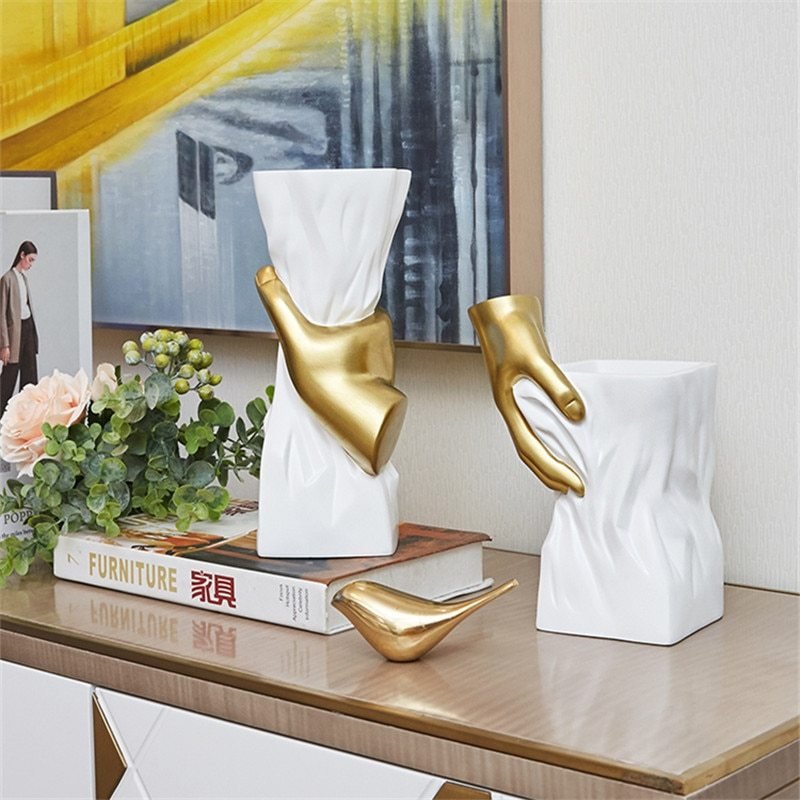 "Golden Grip" Sculpt Vase – Umjetnička vaza modernog izraza