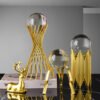 "LuminaLux" Crystal Sphere – Luksuzna dekorativna kristalna kugla na metalnom postolju
