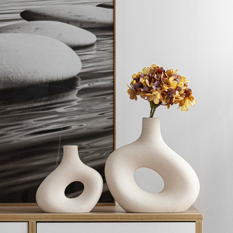 “Nordic Hollow Vase” – Skulpturalna keramička vaza modernog europskog stila