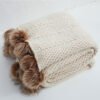 “Knitted Polyester Throw Blanket” – Dekorativna pletena deka sa pomponima