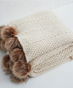 “Knitted Polyester Throw Blanket” – Dekorativna pletena deka sa pomponima