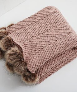 “Knitted Polyester Throw Blanket” – Dekorativna pletena deka sa pomponima
