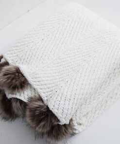 “Knitted Polyester Throw Blanket” – Dekorativna pletena deka sa pomponima