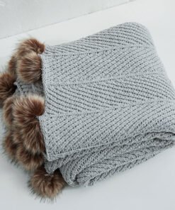 “Knitted Polyester Throw Blanket” – Dekorativna pletena deka sa pomponima