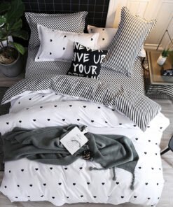 “Mono Stripe Heart Set” – 4-dijelni set posteljine od acetatnih vlakana sa modernim prugastim dizajnom i motivom srca