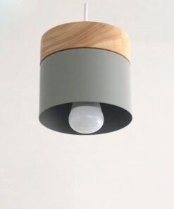 “Nordic Wood & Iron” – Minimalistički viseći luster od drveta i željeza