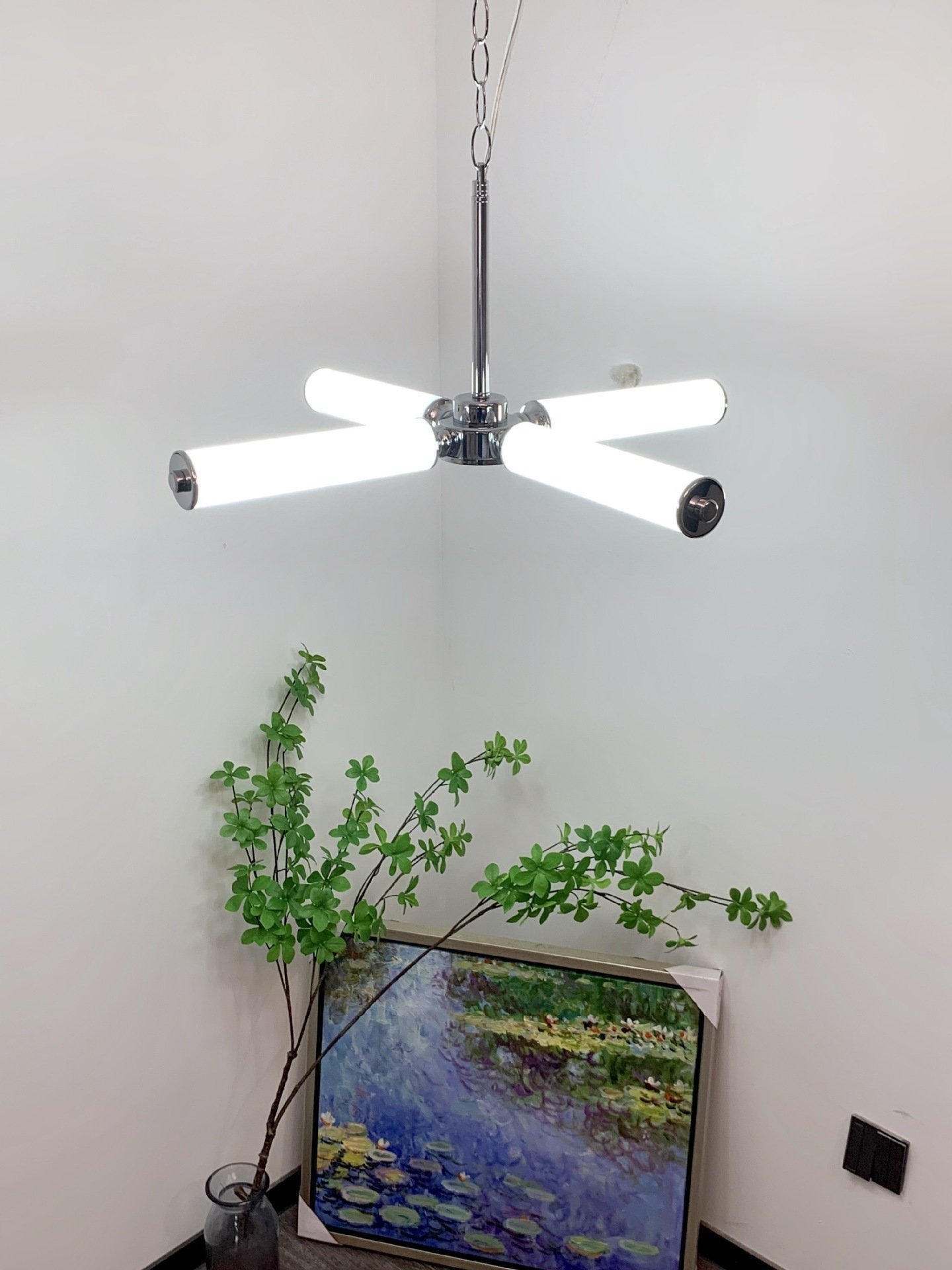 "Orbit Tube Light" – Moderni luster sa linearnim svjetlosnim cijevima