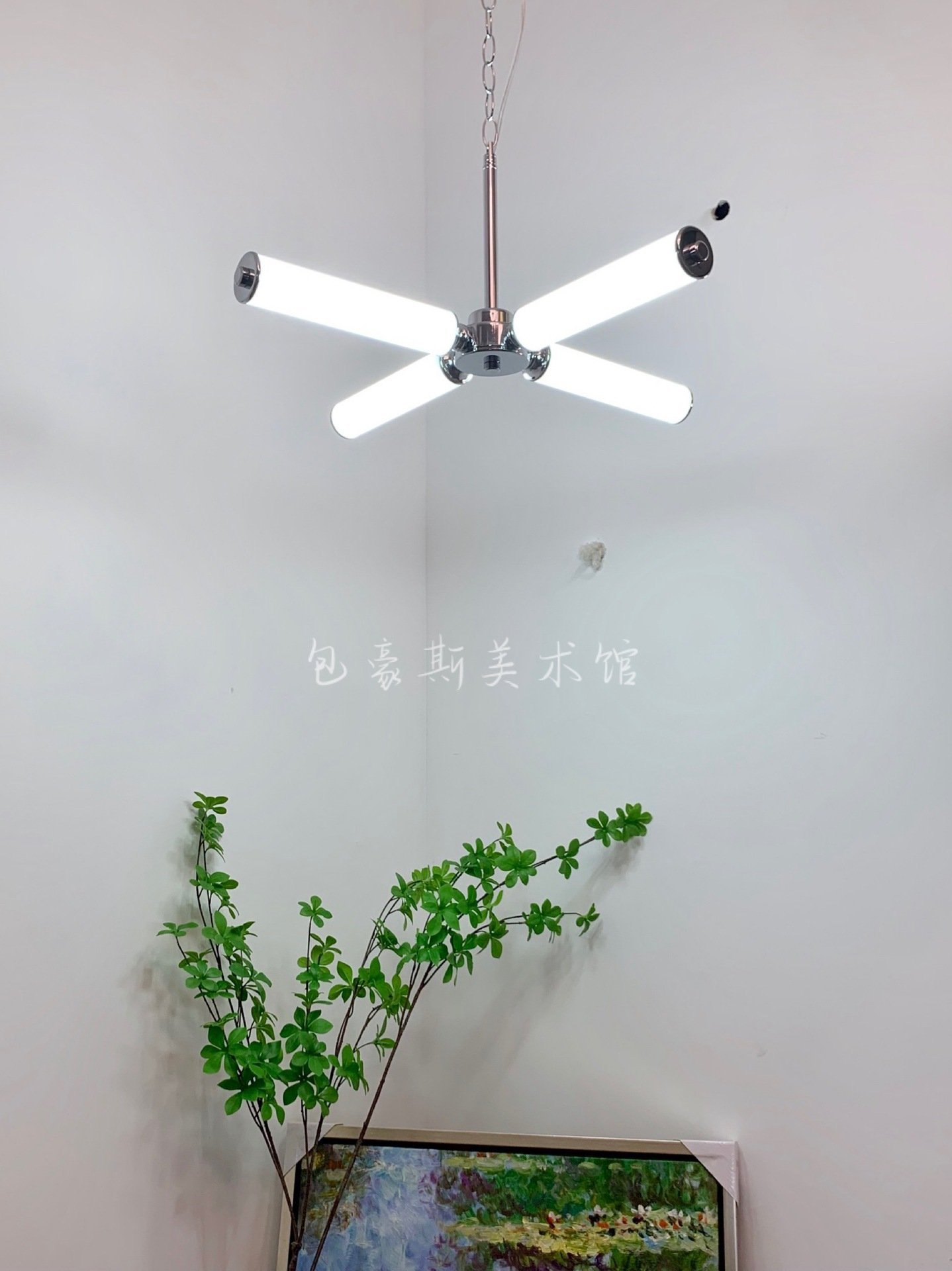"Orbit Tube Light" – Moderni luster sa linearnim svjetlosnim cijevima