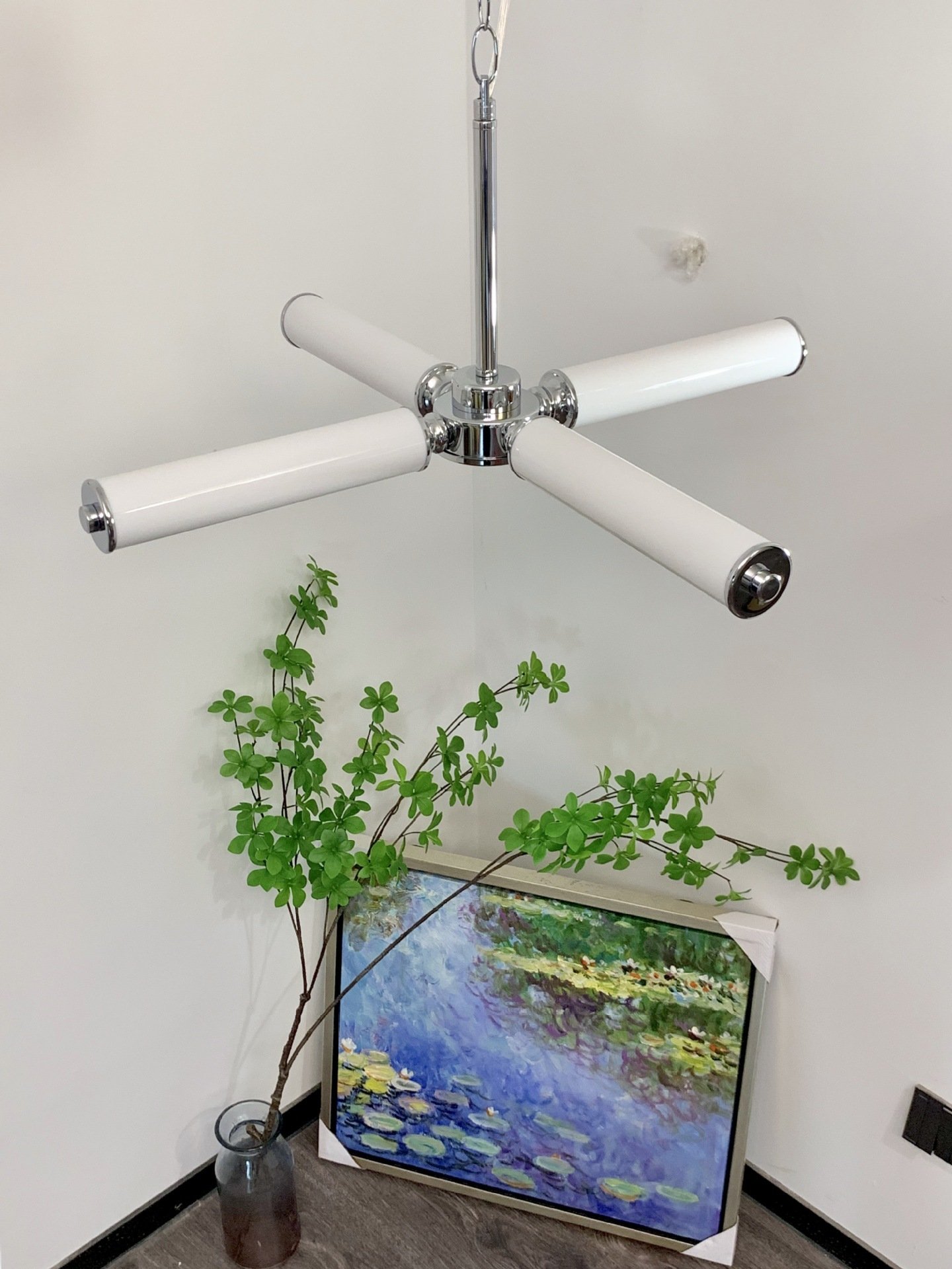 "Orbit Tube Light" – Moderni luster sa linearnim svjetlosnim cijevima