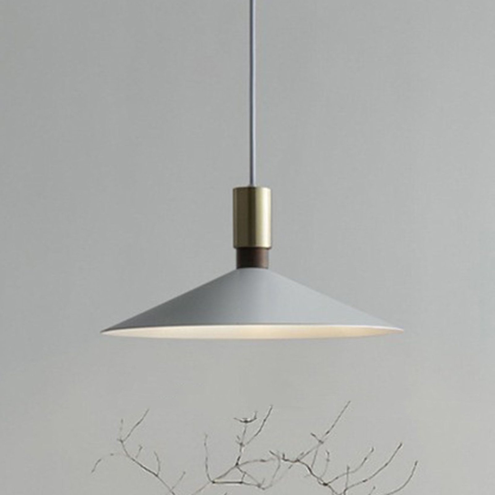 “Orbital Dome” – Moderna minimalistička visilica od metala
