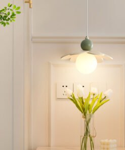 “Petal Glow Pendant” – Moderna visilica s floralnim dizajnom i ambijentalnim osvjetljenjem