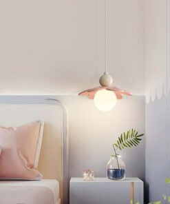 “Petal Glow Pendant” – Moderna visilica s floralnim dizajnom i ambijentalnim osvjetljenjem