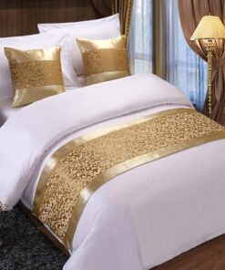 “Royal Lace Bed Runner” – Dekorativna traka za krevet od elegantnog poliestera sa luksuznim ornamentalnim detaljima