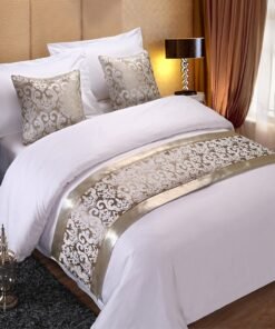 “Royal Lace Bed Runner” – Dekorativna traka za krevet od elegantnog poliestera sa luksuznim ornamentalnim detaljima