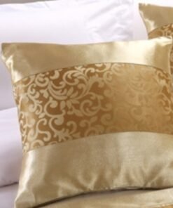 “Royal Lace Bed Runner” – Dekorativna traka za krevet od elegantnog poliestera sa luksuznim ornamentalnim detaljima