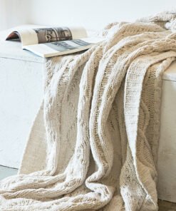 “Cable Knit Throw Blanket” – Pletena dekorativna deka modernog minimalističkog stila