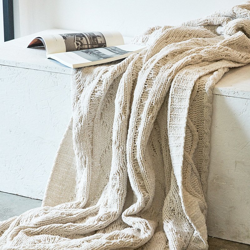 “Cable Knit Throw Blanket” – Pletena dekorativna deka modernog minimalističkog stila