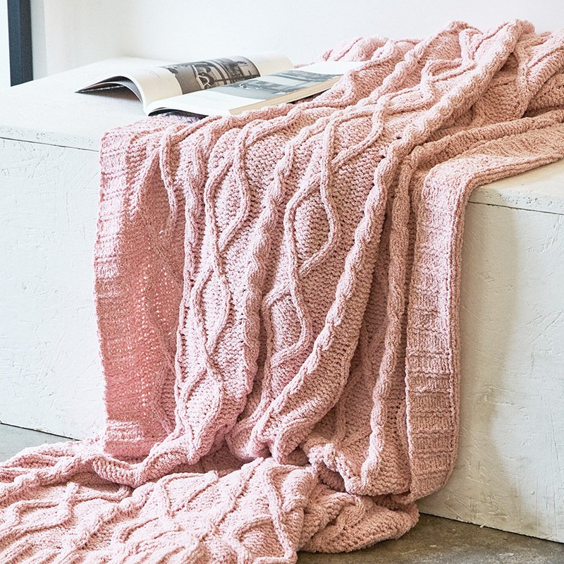 “Cable Knit Throw Blanket” – Pletena dekorativna deka modernog minimalističkog stila