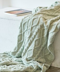 “Cable Knit Throw Blanket” – Pletena dekorativna deka modernog minimalističkog stila