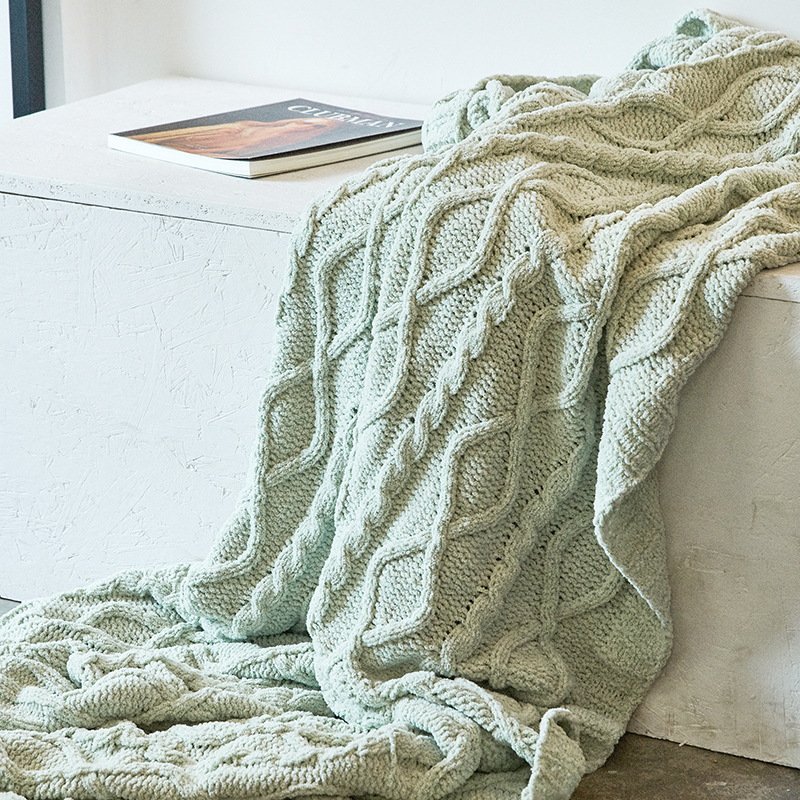 “Cable Knit Throw Blanket” – Pletena dekorativna deka modernog minimalističkog stila