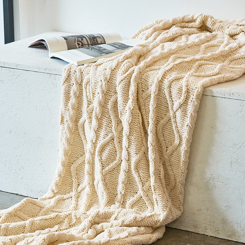 “Cable Knit Throw Blanket” – Pletena dekorativna deka modernog minimalističkog stila