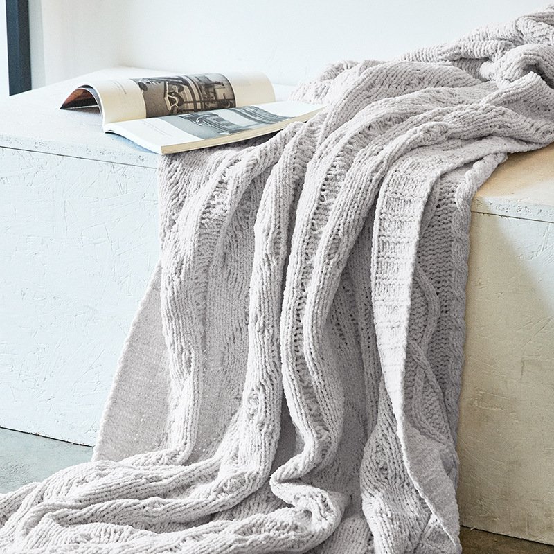 “Cable Knit Throw Blanket” – Pletena dekorativna deka modernog minimalističkog stila