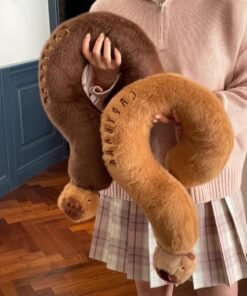 “Capybara Neck Pillow” – Plišani putni jastuk za vrat u obliku kapibare