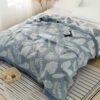 “Leaf Pattern Cotton Blanket” – Pamučna dekorativna deka sa modernim motivima listova
