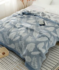 “Leaf Pattern Cotton Blanket” – Pamučna dekorativna deka sa modernim motivima listova
