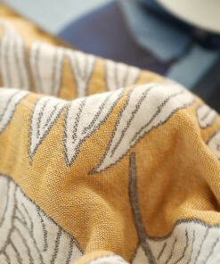 “Leaf Pattern Cotton Blanket” – Pamučna dekorativna deka sa modernim motivima listova