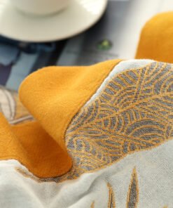 “Leaf Pattern Cotton Blanket” – Pamučna dekorativna deka sa modernim motivima listova