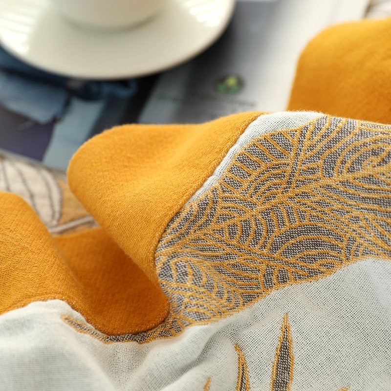 “Leaf Pattern Cotton Blanket” – Pamučna dekorativna deka sa modernim motivima listova