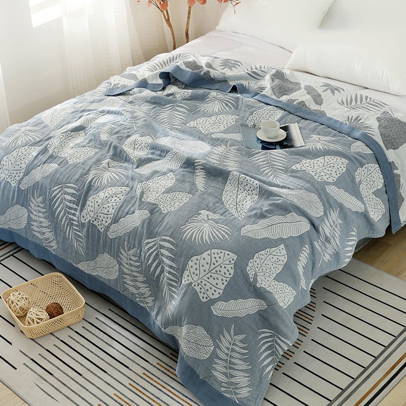“Leaf Pattern Cotton Blanket” – Pamučna dekorativna deka sa modernim motivima listova