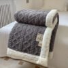 “Soft Knit Blanket” – Mekana dekorativna deka modernog jednobojnog dizajna