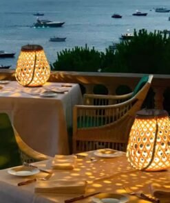 “Solar Rattan Lantern” – Dekorativna solarna LED vrtna lampa za dvorište i terasu