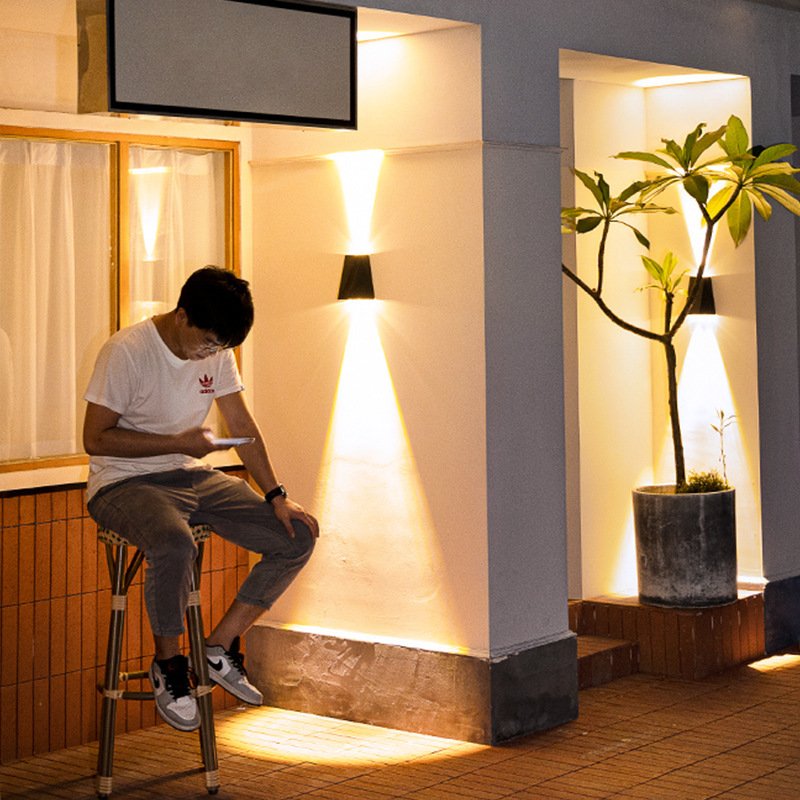 “Solar Wall Light” – Vodootporna LED solarna zidna lampa sa gornjim i donjim osvjetljenjem